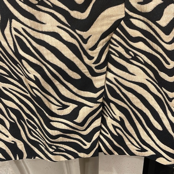 Banana Republic black and gold zebra print slit mini skirt. Size 18 Never worn - Picture 3 of 8